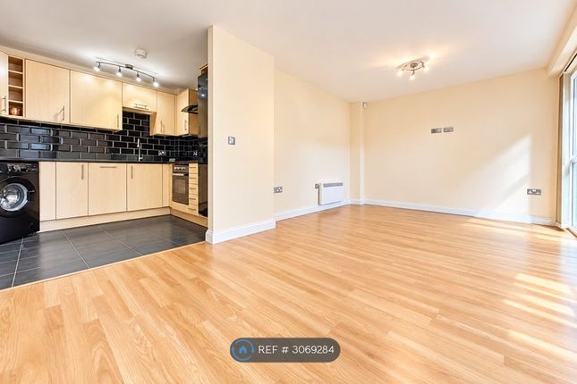 Flat, Uxbridge Road, Ealing photo 5