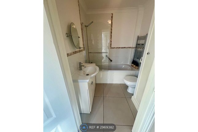 Flat, A Woodberry Way, Walton On The Naze photo 2