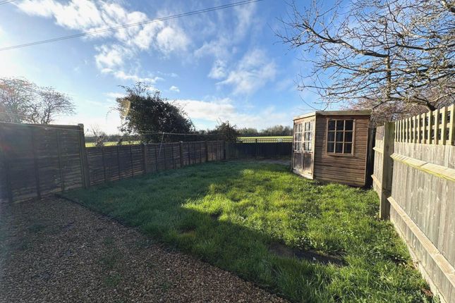 18, Iris Close, Aylesbury photo 4