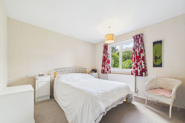 23 Mayfair, Reading photo 4