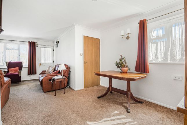 Flat 1, Riverside Court, North Chingford photo 4