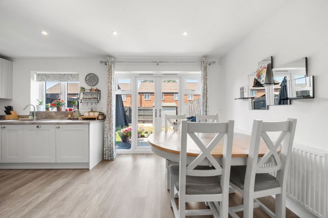8, Garrett Crescent, Chertsey photo 4