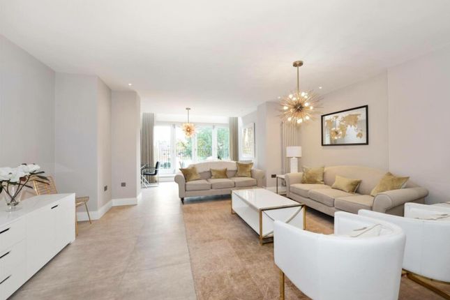Flat to rent in Lyndhurst Road, Hampstead