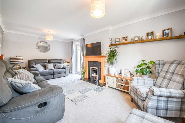 22, Briarwood Way, Wellingborough photo 2