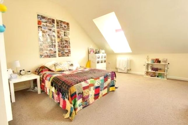 A Spacious And Bright Large Double Bedroom Featuri...
