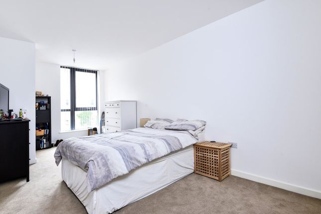 2 Penrose Court, 20, Boundaries Road, London photo 4
