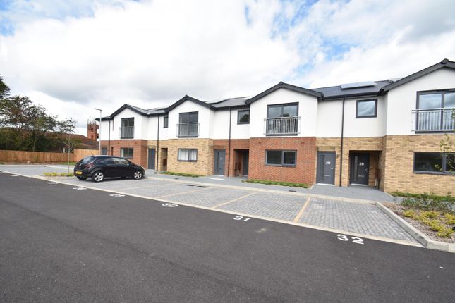 2-bed flat on Peel Close, Gerrards Cross, £1,700/mo