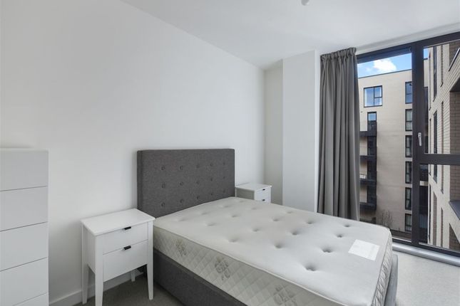 6 Forrester Way, London photo 4