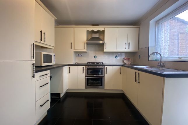3, Lowlands Close, Northampton photo 2