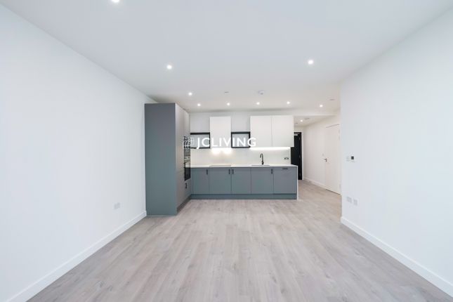 Flat to rent in Woodberry Down, London