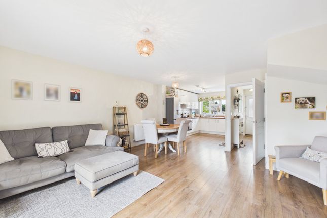 13, Ash Grove, Buckinghamshire photo 2