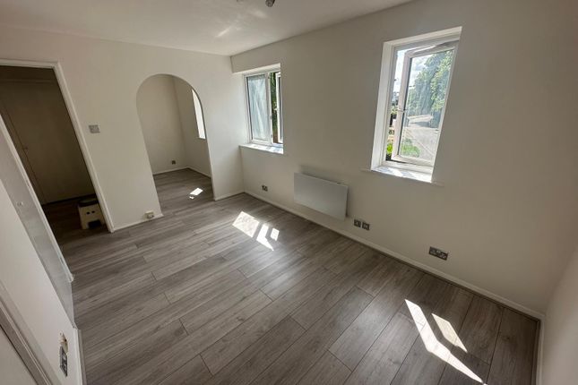 16 Greenslade Road, Barking photo 3