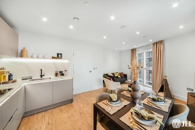 Flat to rent in Uncle, Colindale