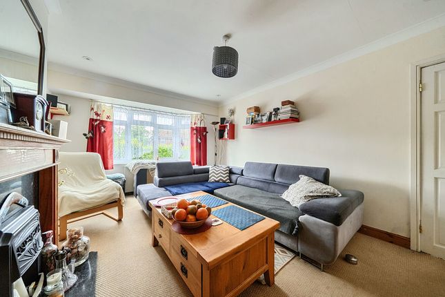 25, The Vale, Feltham photo 3