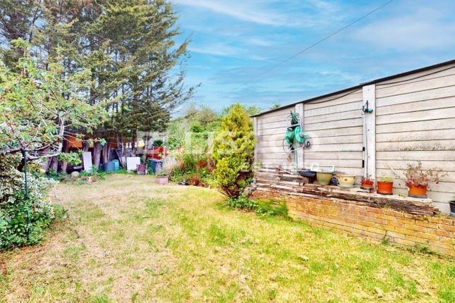 3, Runnymede Gardens, Greenford photo 2