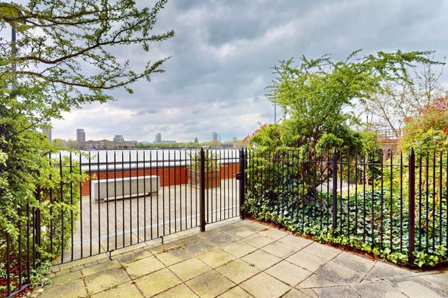 Flat for sale in Newton Place, London