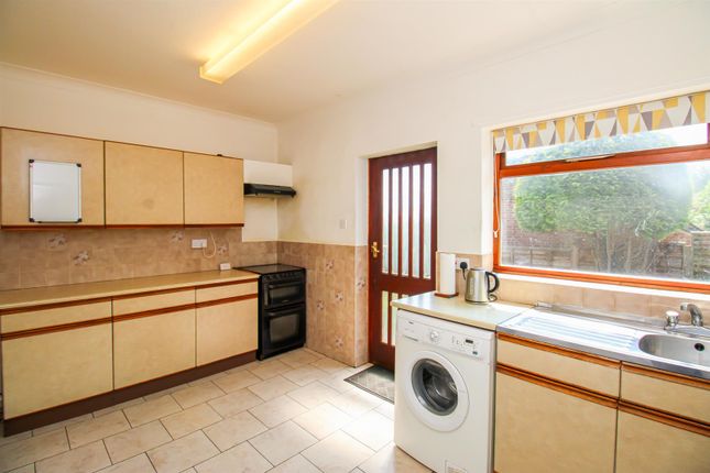 24, Smithy Brook Lane, Dewsbury photo 4