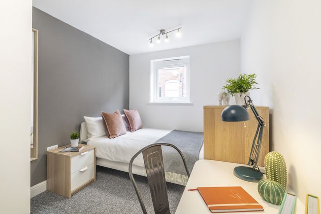 Flat to rent in Winstanley Terrace, Leeds