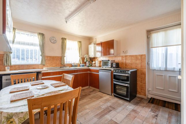 18 Oatlands Close, Lowestoft photo 3