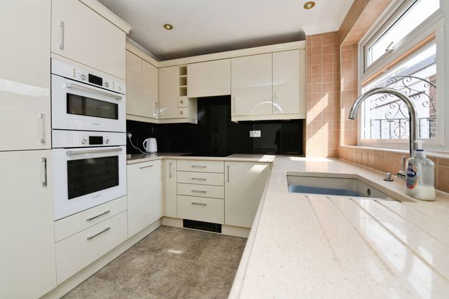 8, Lily Close, Chelmsford photo 3