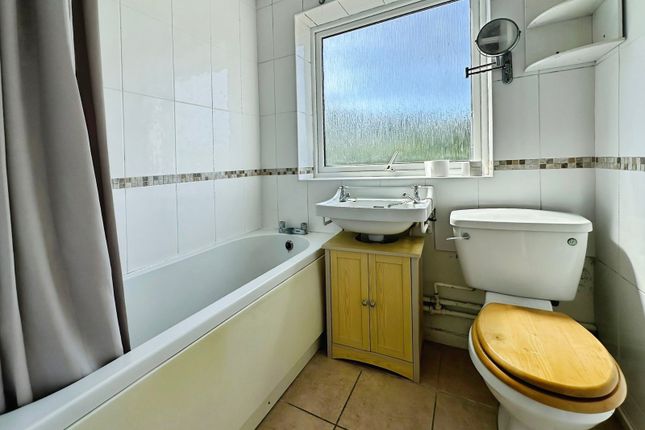 210A, Fleet Road, Fleet photo 4