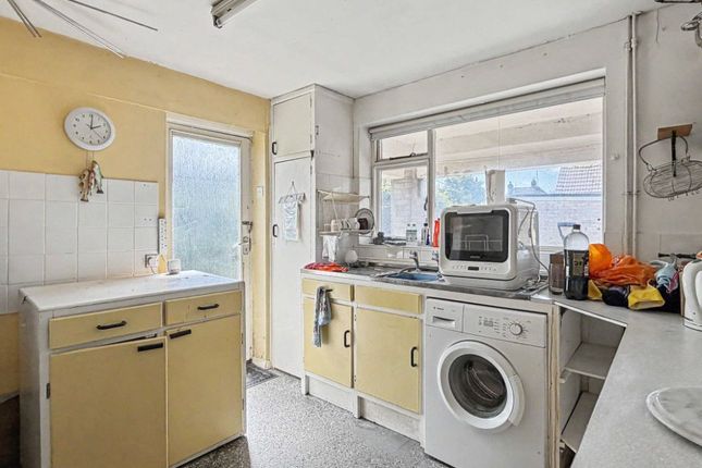 1, Farnham Park Close, Surrey photo 4