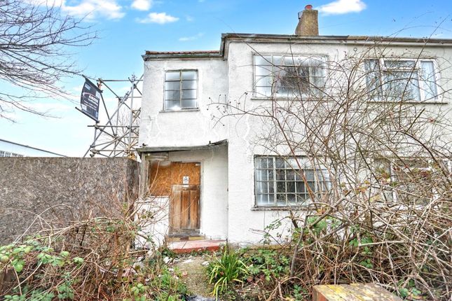3-bed semi-detached on 4, Berkshire Way, Mitcham, £320,000