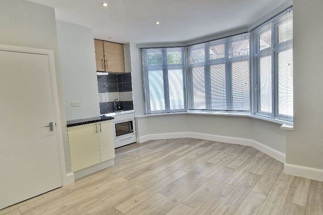 Flat 1, 92 Audley Road, London photo 2