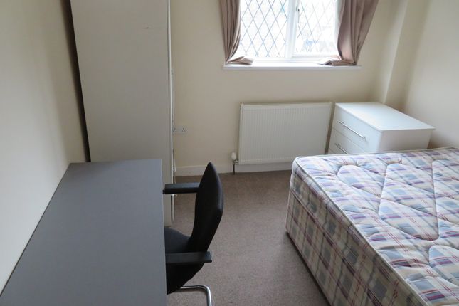 Room to rent in The Chase, Guildford