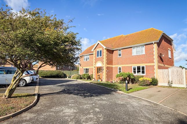 2-bed flat on Hastings Avenue, Clacton-On-Sea, £149,995