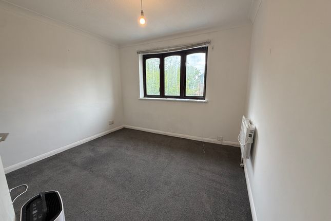 45 Connaught Gardens, Crawley photo 4