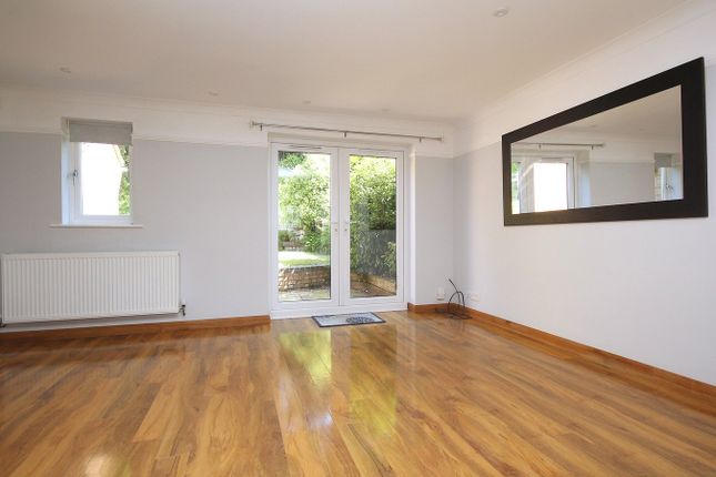 21, Doulton Gardens, Poole photo 3