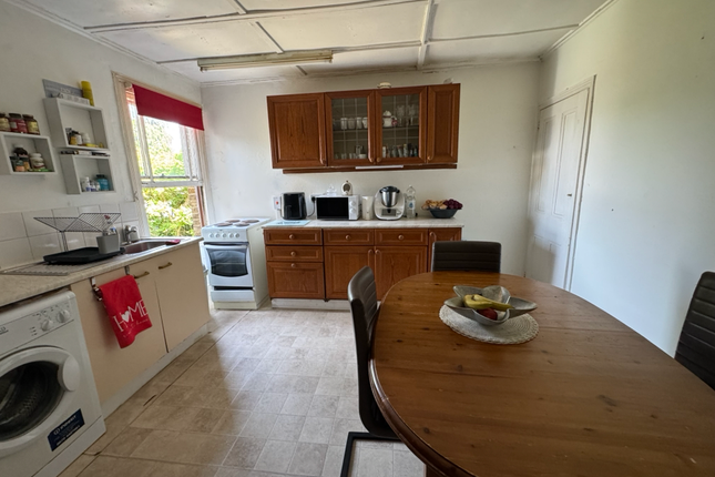 126a, Oatlands Drive, Weybridge photo 2