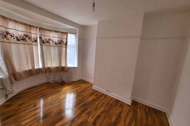 31, Blackmore Avenue, Southal photo 2