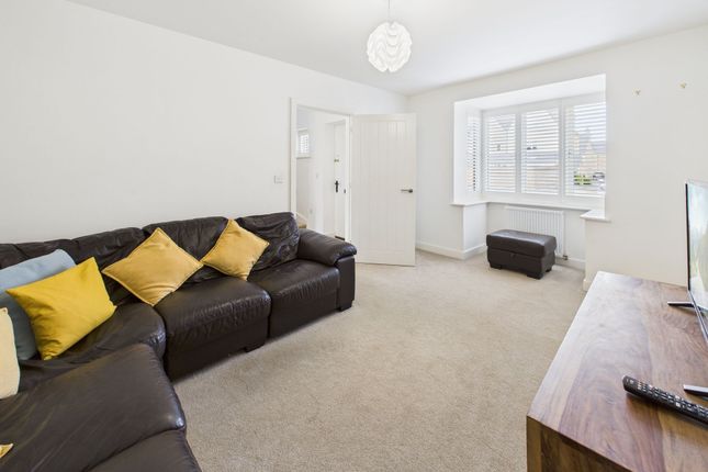 9 Heron Close, Cheltenham photo 3