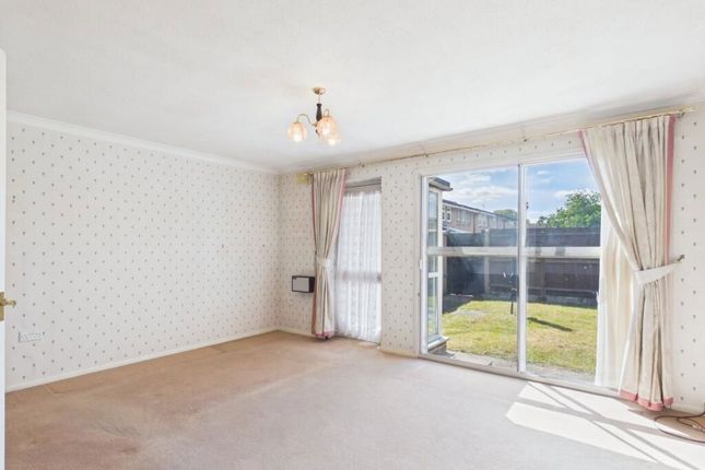 11, Jubilee Close, Stanwell photo 2