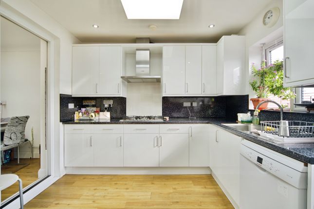 17, Clydesdale, Middlesex photo 4