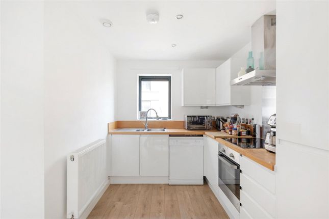 Flat 10, 2, Bourbon Road, London photo 4