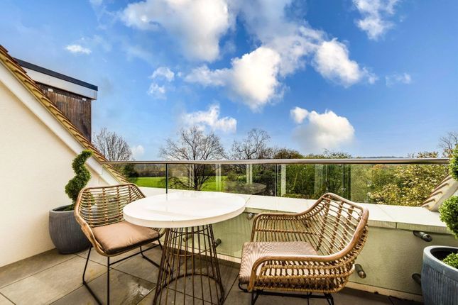 Flat 5, Penthouse, 1489, High Road, London photo 4