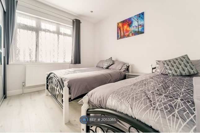 Flat to rent in Kimberley Avenue, Ilford