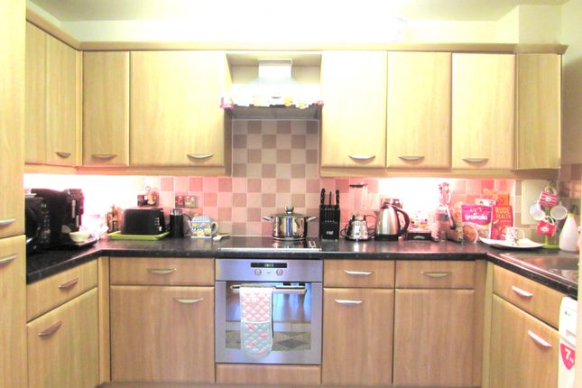 Flat to rent in Sunset House, Grant Road, Harrow Wealdstone, Middlesex