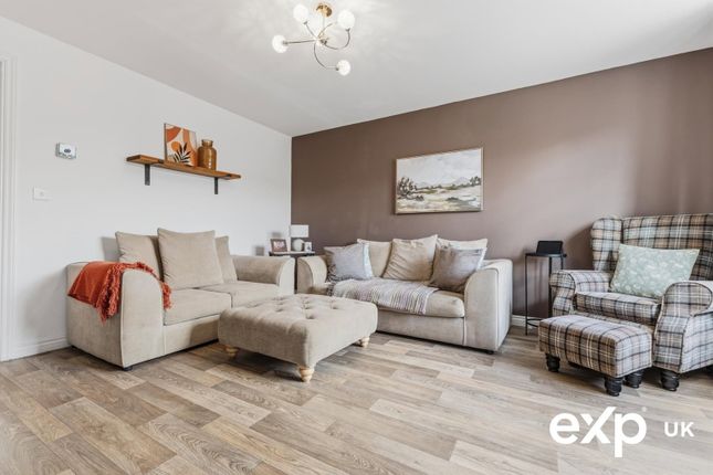 27, Linnet Drive, Mansfield photo 4