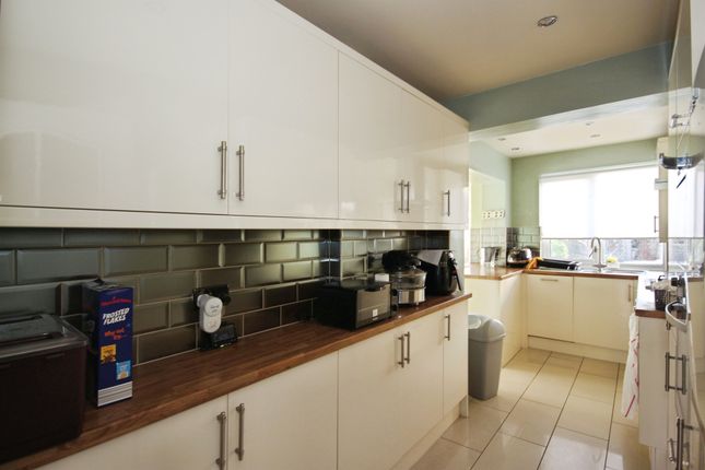 37, Moat Avenue, Coventry photo 4