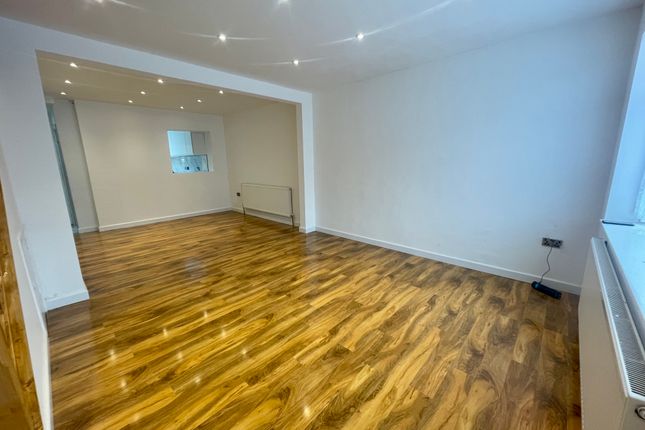 Thumbnail Property to rent in Sunningdale, Luton