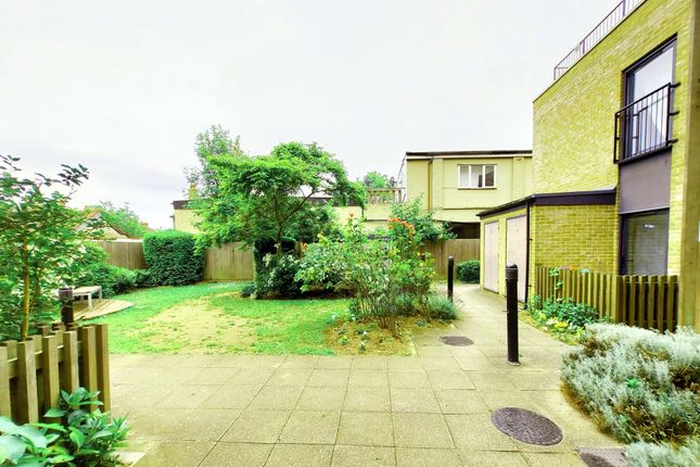 Flat to rent in Bath Road, Hounslow