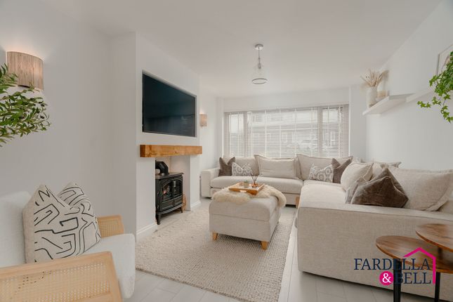 32 Kings Drive, Burnley photo 2