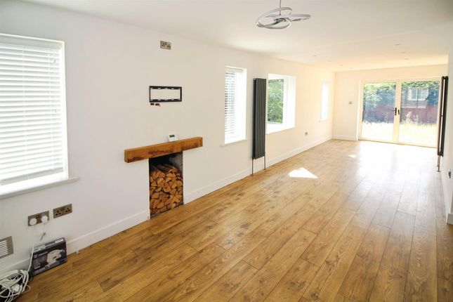 8, Lawefield Avenue, Leeds photo 4