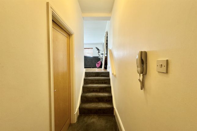 Flat to rent in Victoria Street, Glossop