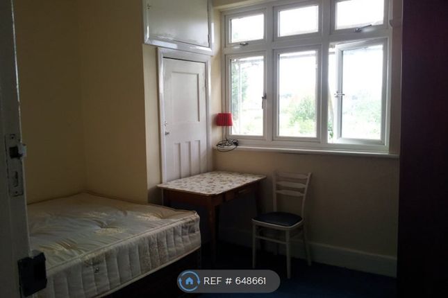 Room To Rent In Inverness Drive Ilford Ig6 Zoopla