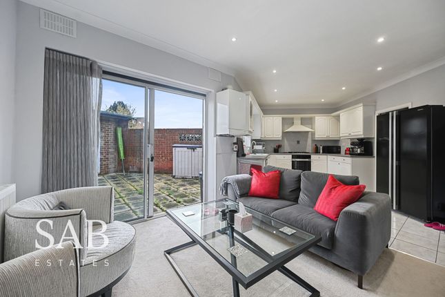 19 Woodstock Avenue, Southall photo 4